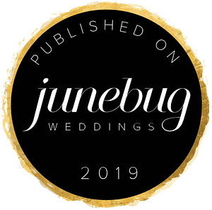 Insignia de "Publicado en el blog de bodas Junebug Weddings".